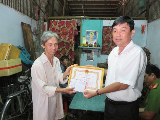 Khen thưởng người nhặt 50 triệu đồng giao nộp công an