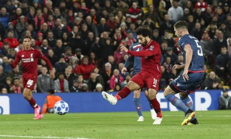 Salah lập cú đúp đưa Liverpool lên đầu bảng Champions League