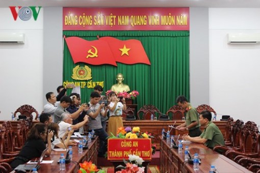 Công an Cần Thơ họp báo về vụ đổi 100 USD bị phạt 90 triệu đồng