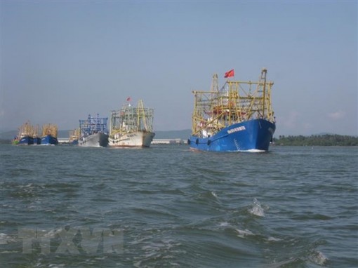 Giải cứu 13 ngư dân gặp nạn, ôm can nhựa trôi dạt trên biển