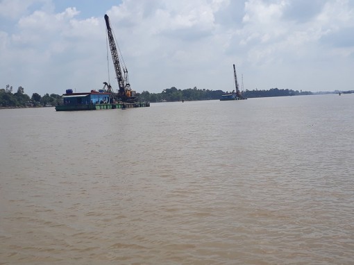 Chìm sà lan trên sông Hậu, 2 mẹ con tử vong