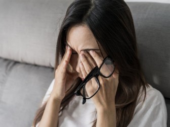 4 hậu quả tai hại của việc thường xuyên dụi mắt