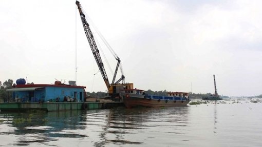 Chìm sà lan trên sông Hậu, 2 mẹ con tử vong
