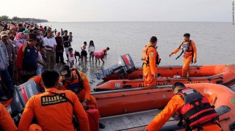 Hiện trường cứu hộ máy bay Indonesia chở 189 người lao xuống biển
