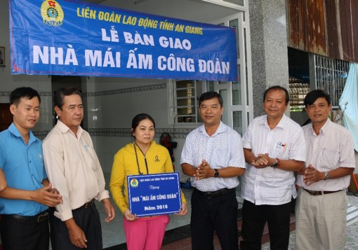 Liên đoàn Lao động tỉnh: Bàn giao 3 căn nhà Mái ấm Công đoàn