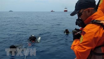 Indonesia: Tìm thấy bộ phận hạ cánh của máy bay rơi xuống biển