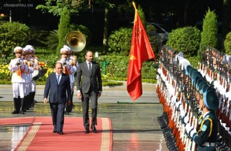 Thủ tướng Nguyễn Xuân Phúc chủ trì lễ đón trọng thể Thủ tướng Pháp