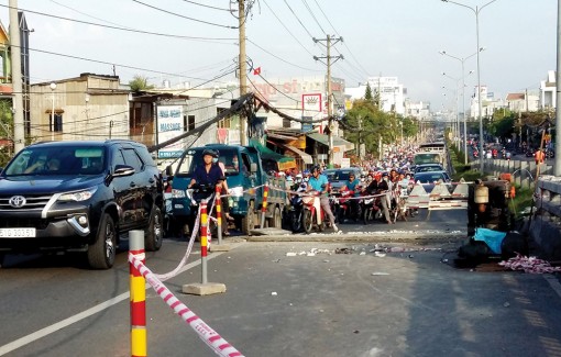 Sau lũ, nhiều đoạn đường hư hỏng nghiêm trọng