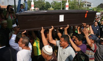 Người nhà nạn nhân máy bay rơi ở Indonesia nổi giận với Lion Air