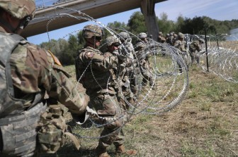 Lính Mỹ dựng trùng trùng hàng rào thép gai ngăn đoàn người nhập cư 'khủng' vượt biên