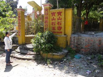 Vẫn tiếp tục tranh chấp quyền quản lý chùa Hang