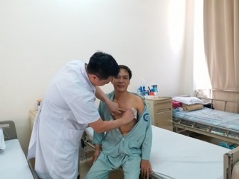 Bác sĩ Việt Nam mổ nội soi tuyến giáp một lỗ- kỹ thuật mới nhất thế giới