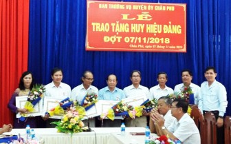 Châu Phú trao Huy hiệu Đảng cho 14 đồng chí cao niên tuổi Đảng