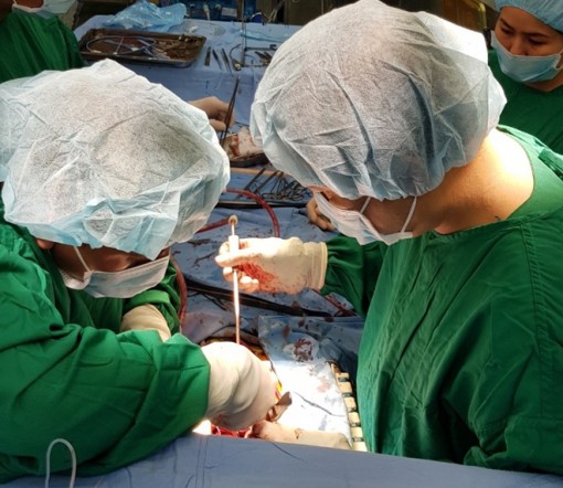 Cứu sống bệnh nhân hẹp khít và hở nặng van động mạch chủ
