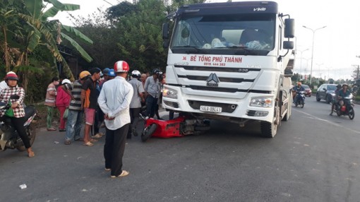 Kiên Giang: Bị xe trộn bê tông 'húc đuôi', một phụ nữ chạy Vespa nhảy khỏi xe thoát chết