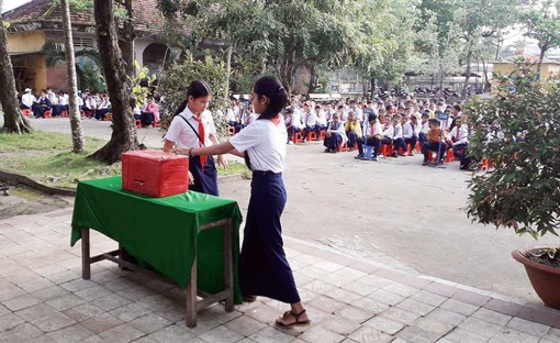 Tiết kiệm giúp đỡ bạn học nghèo