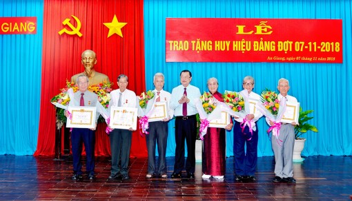 Trao huy hiệu Đảng cho các đảng viên cao niên tuổi Đảng