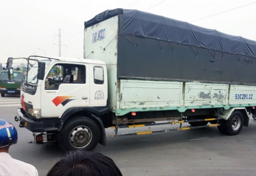 Long An: Tai nạn giao thông, xe máy bị cuốn vào gầm xe tải