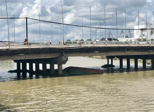 Cần Thơ: Sà lan chìm dưới chân cầu Cái Khê, 4 người may mắn thoát nạn