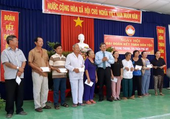 Chủ nhiệm Ủy ban đối ngoại Quốc hội Nguyễn Văn Giàu dự Ngày hội Đại đoàn kết toàn dân tộc tại huyện Phú Tân