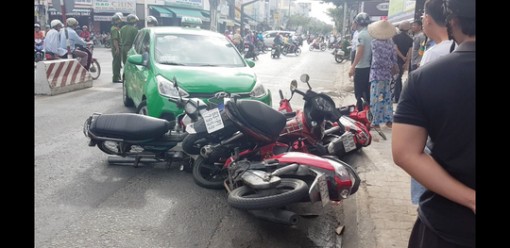 Tiền Giang: Taxi tông hàng loạt xe máy dừng chờ đèn tín hiệu