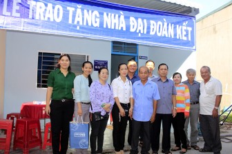 Phường Mỹ Thới: Trao tặng 2 căn nhà cho hộ nghèo