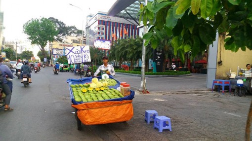 Xoài keo Campuchia giá rẻ tràn ngập vỉa hè