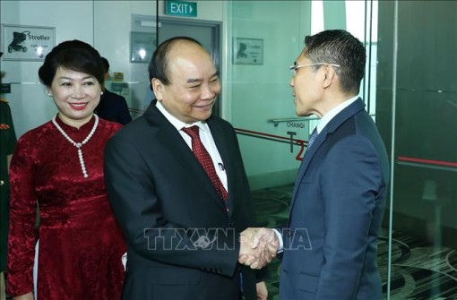 Thủ tướng Nguyễn Xuân Phúc đến Singapore dự Hội nghị Cấp cao ASEAN