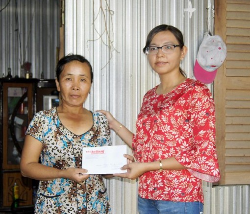 Ban Công tác Xã hội – Từ thiện Báo An Giang: Trao tiền hỗ trợ các hoàn cảnh khó khăn ở Thoại Sơn