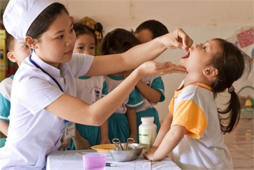 Ngày 3 và 4-12: Đưa trẻ từ 6 đến 36 tháng tuổi đi uống vitamin A