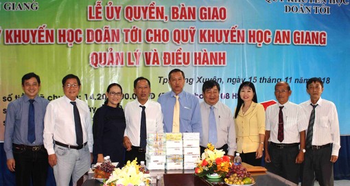 Tiếp nhận 10 tỷ đồng từ quỹ Khuyến học Doãn Tới