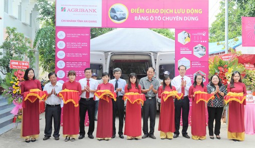 Agribank An Giang khai trương điểm giao dịch lưu động bằng ôtô chuyên dùng