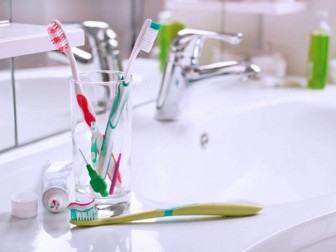 5 thói quen xấu đang làm hư răng mà nhiều người không biết