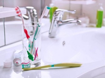 5 thói quen xấu đang làm hư răng mà nhiều người không biết