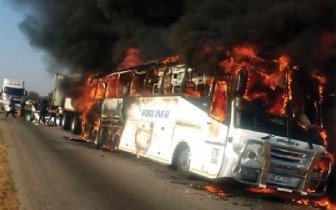 Xe buýt bốc cháy ở Zimbabwe, hơn 60 người thương vong