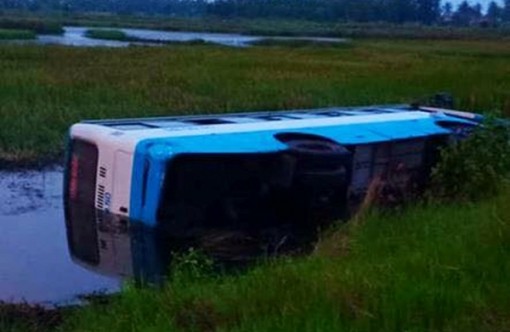 Cà Mau: Tài xế buồn ngủ, xe khách 29 chỗ lao xuống vuông tôm