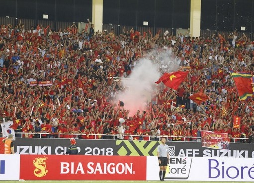 Việt Nam có nguy cơ phải đá sân trung lập vì CĐV đốt pháo sáng