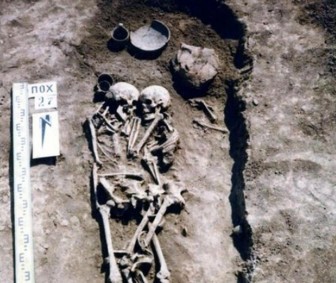 Phát hiện hài cốt cặp đôi quấn chặt nhau 3.000 năm