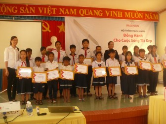 Prudential Việt Nam trao học bổng cho học sinh nghèo huyện Tri Tôn