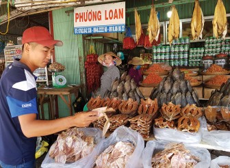 Chuyện về chợ khô Long Xuyên