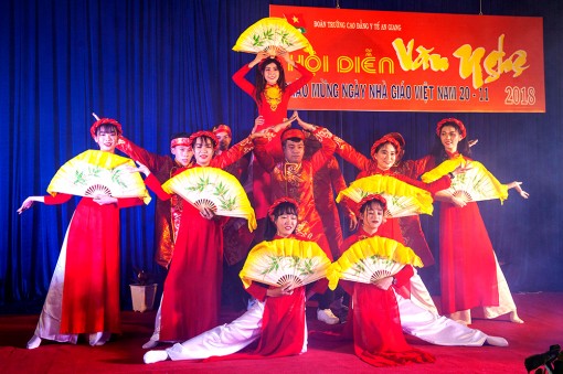 Thăm, chúc mừng, tặng quà giáo viên nhân ngày Nhà giáo Việt Nam (20-11)