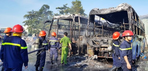 Đà Nẵng: 2 xe giường nằm bốc cháy dữ dội, kèm nổ lớn trong bến