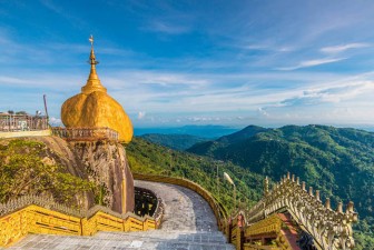 Hòn đá thiêng bằng vàng ở Myanmar và bí mật ẩn chứa bên trong