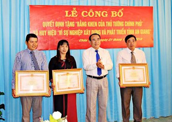 Khen thưởng các cá nhân có nhiều đóng góp