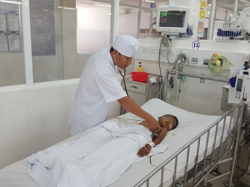 Sóc Trăng: Cứu sống bé trai bị máy cắt cỏ chém thủng bụng