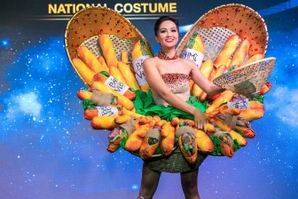 'Bánh mỳ' là trang phục dân tộc của H'Hen Niê ở Miss Universe