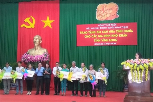 Phó chủ tịch nước trao tặng 50 căn nhà tình nghĩa cho gia đình khó khăn Vĩnh Long
