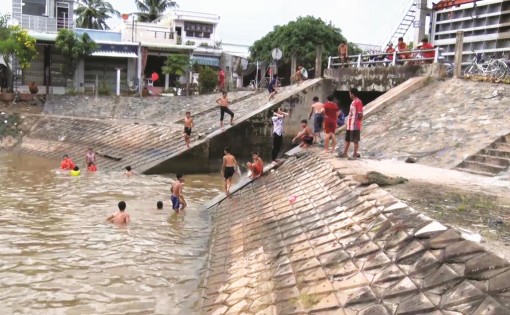 Nguy hiểm tình trạng tắm ở các cống kiểm soát lũ