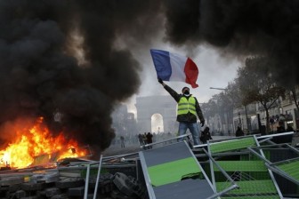 Cảnh sát dùng hơi cay, vòi rồng đối phó 8.000 người biểu tình, Paris trở thành ‘chiến địa’
