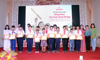 Prudential Việt Nam trao học bổng học sinh nghèo, hỗ trợ giáo viên khó khăn TP. Châu Đốc